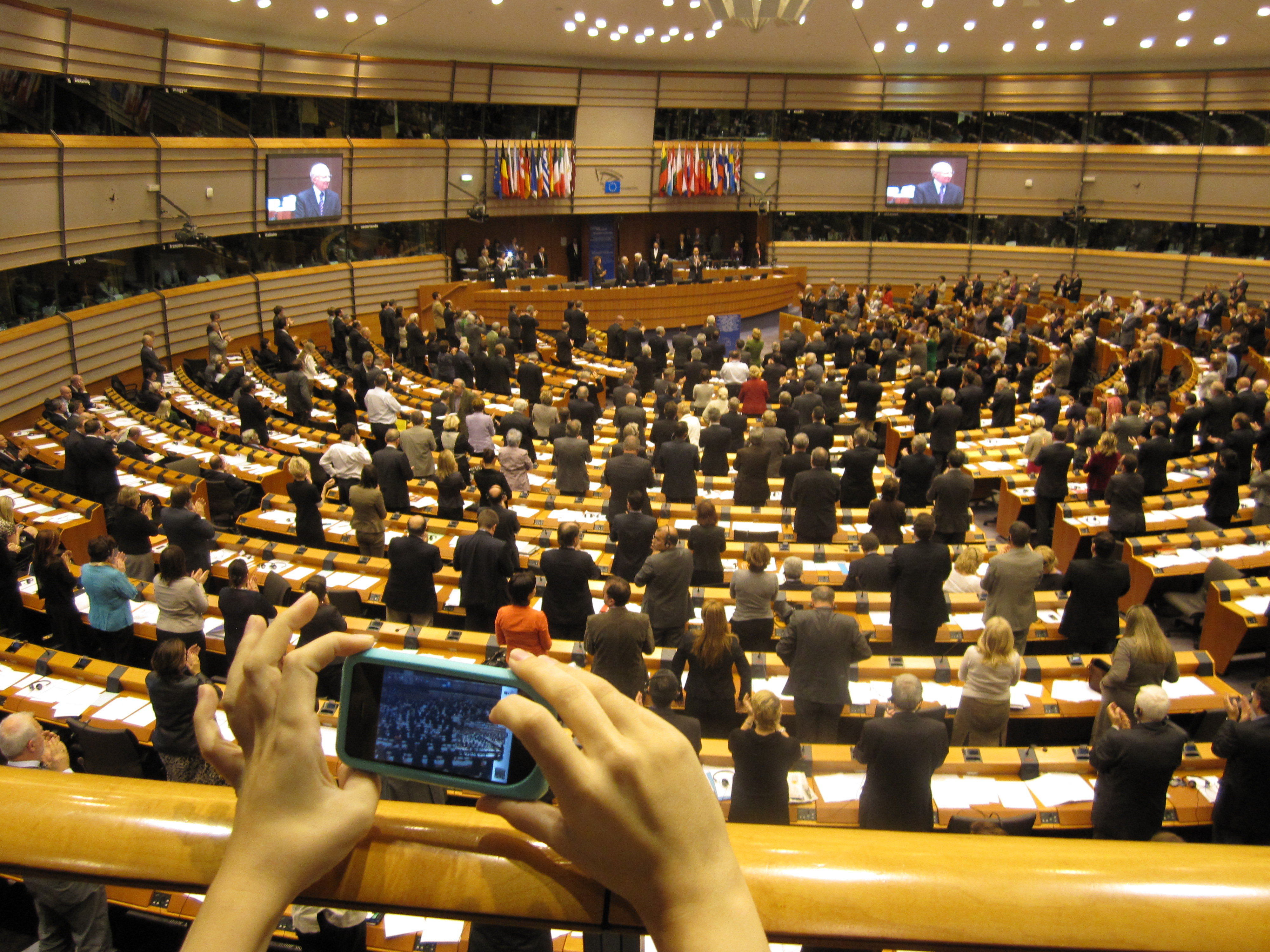 Delors standing ovation.JPG